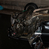 Седан заскочил на бордюр и врезался в подпорную стену, в результате чего машина перевернулась и легла на крышу — newsvl.ru