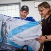 Антон Волченков оставил свой автограф на флагах фан-клуба — newsvl.ru