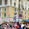 Тысячи горожан приняли участие в театрализованном шествии в центре Владивостока   — newsvl.ru