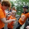 Команда VL.ru дарит участникам оранжевой колонны фирменные футболки с уникальным принтом  — newsvl.ru