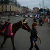 Несмотря на хмурую погоду, тысячи горожан стягиваются в центр города на празднование 156-летия Владивостока — newsvl.ru
