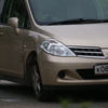 Рулевая Nissan Tiida утверждает, что Prius врезался в бордюр, после чего задел ее машину и перевернулся — newsvl.ru