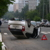Рулевая Nissan Tiida утверждает, что Prius врезался в бордюр, после чего задел ее машину и перевернулся — newsvl.ru