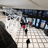 В главном холле над посетителями нависает оригинальная бела конструкция  — newsvl.ru