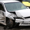 Когда водитель седана практически пересек проезжую часть, в правую переднюю дверь его автомобиля врезался таксист на Toyota Passo — newsvl.ru