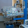 На мониторе отображаются номер палаты, фамилия новорожденного, уровень артериального давления, частота сердечных сокращений и сатурация — newsvl.ru