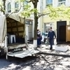В это же время с другой стороны здания сотрудники правоохранительных органов в форме и штатском грузили уцелевшее имущество в автомобиль — newsvl.ru