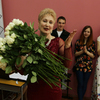 За многолетнее учение каждый отблагодарил свою «школьную маму» теплыми словами и букетом цветов — в результате собралась целая охапка — newsvl.ru
