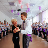 Сами старшеклассники каждого учителя поздравили стихотворением, танцем и песней — newsvl.ru