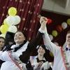 Во взрослую жизнь выпускников проводили учителя и младшеклассники — newsvl.ru