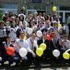 Выпускники фотографировались возле школы на память — newsvl.ru