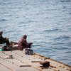 Рыбаков можно встретить на пирсах в любую погоду — newsvl.ru