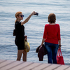 Многие жители вышли на берег сфотографироваться на фоне моря — newsvl.ru