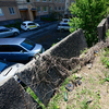 Подпорная стена, которая тянется вдоль всего дома по адресу Невельского, 17, начала наклоняться более 8 лет назад — newsvl.ru