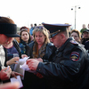 Сотрудники полиции показывают фотографии "банды" родителям — newsvl.ru