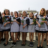 Молодежь пришла с цветами для почетных гостей: ветеранов, тружеников тыла, детей войны — newsvl.ru
