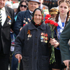 Ветераны и их родственники стали собираться задолго до начала памятного митинга — newsvl.ru