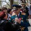 Праздничное мероприятие для участников Великой Отечественной войны собрало в стилизованном под прифронтовую поляну несколько десятков человек — newsvl.ru