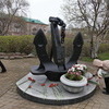 После приветственных слов были возложены цветы к монументу-якорю, установленному в честь Великой Победы — newsvl.ru