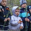 После того как дети прочли стихи, они вручили цветы ветеранам труда — newsvl.ru