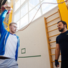 Мужчины демонстрировали уровень своей физподготовки в прыжках в длину, наклонах вперед, подъеме гири, челночном беге, заплыве и подтягиваниях — newsvl.ru