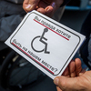 Вот такие бумажные послания инвалиды иногда кладут под дворники "здоровым людям", которым не стыдно вставать на места для людей с ограниченными возможностями — newsvl.ru