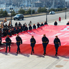 Перед началом торжественного митинга в центр сбора вынесли огромное знамя автопробега, площадью 200 квадратных метров  — newsvl.ru