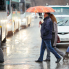 Те, кто не захватил с собой зонт, пытаются быстрей укрыться в общественном транспорте — newsvl.ru