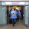 В аэропорту молодых хоккеистов встречали родители — newsvl.ru