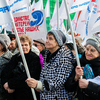 Участники митинга пришли с шариками, транспарантами, флагами политических партий  — newsvl.ru