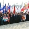 Над митингующими развиваются флаги политических партий, профсоюзных организаций — newsvl.ru