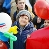 Участники митинга, посвященного второй годовщине присоединения Крыма к России, подготовились - пришли с шариками и транспарантами — newsvl.ru