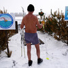 После купания председатель клуба "Амурские моржи" часто катается на лыжах — newsvl.ru