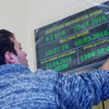 Специалист космодрома поправляет экран с обратным отсчетом в командном пункте стартового комплекса — newsvl.ru