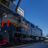 Железнодорожный состав проезжает мобильную башню обслуживания — newsvl.ru