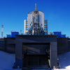 Ракета-носитель попадает на стартовый стол через мобильную башню обслуживания. Ее высота 52 метра — newsvl.ru