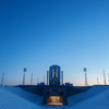 Вид на стартовый стол космодрома Восточный с края газоотводного канала. Слева и справа видны 150-метровые мачты молниеотвода — newsvl.ru