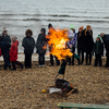 Завершился праздник поеданием блинов и сожжением чучела зимы на берегу моря — newsvl.ru
