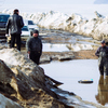 Вооружившись переносным насосом, островитяне осушили несколько озер местами по пояс глубиной, так и не дождавшись помощи от властей — newsvl.ru