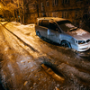 С машины уже сняли оптику и решетку радиатора, а на боку авто "красуется" внушительных размеров вмятина — newsvl.ru