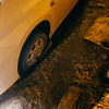Под колеса водители подкладывают кирпичи, куски бордюра, камни, доски, старые шины — newsvl.ru