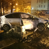 Водитель легковушки не смог удержать свое транспортное средство на мокрой дороге, в результате чего автомобиль откинуло на бетонные ограждения — newsvl.ru