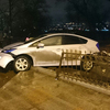 На мокрой дороге легковой автомобиль вылетел с проезжей части и столкнулся с дорожным ограждением — newsvl.ru