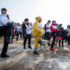 На церемонии открытия Vladivostok Ice Run мастер-тренер Руслан Шакиров провел общую разминку — newsvl.ru