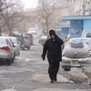 Сильный ветер заставляет кутаться потеплее и сыпет снег в глаза — newsvl.ru