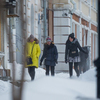 Прохожие спешат в тепло укрыться от ветра — newsvl.ru
