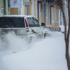 У автомобилистов утро началось с зарядки - сперва откапывали авто, а затем проезд — newsvl.ru