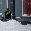 Горожане и дорожные службы приступили к уборке снега — newsvl.ru