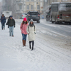 Пешеходы идут по дорогам, так как тротуары превратились в глубокие сугробы — newsvl.ru
