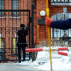Работники консульства не вышли к митингующим, лишь сделали пару кадров через забор — newsvl.ru